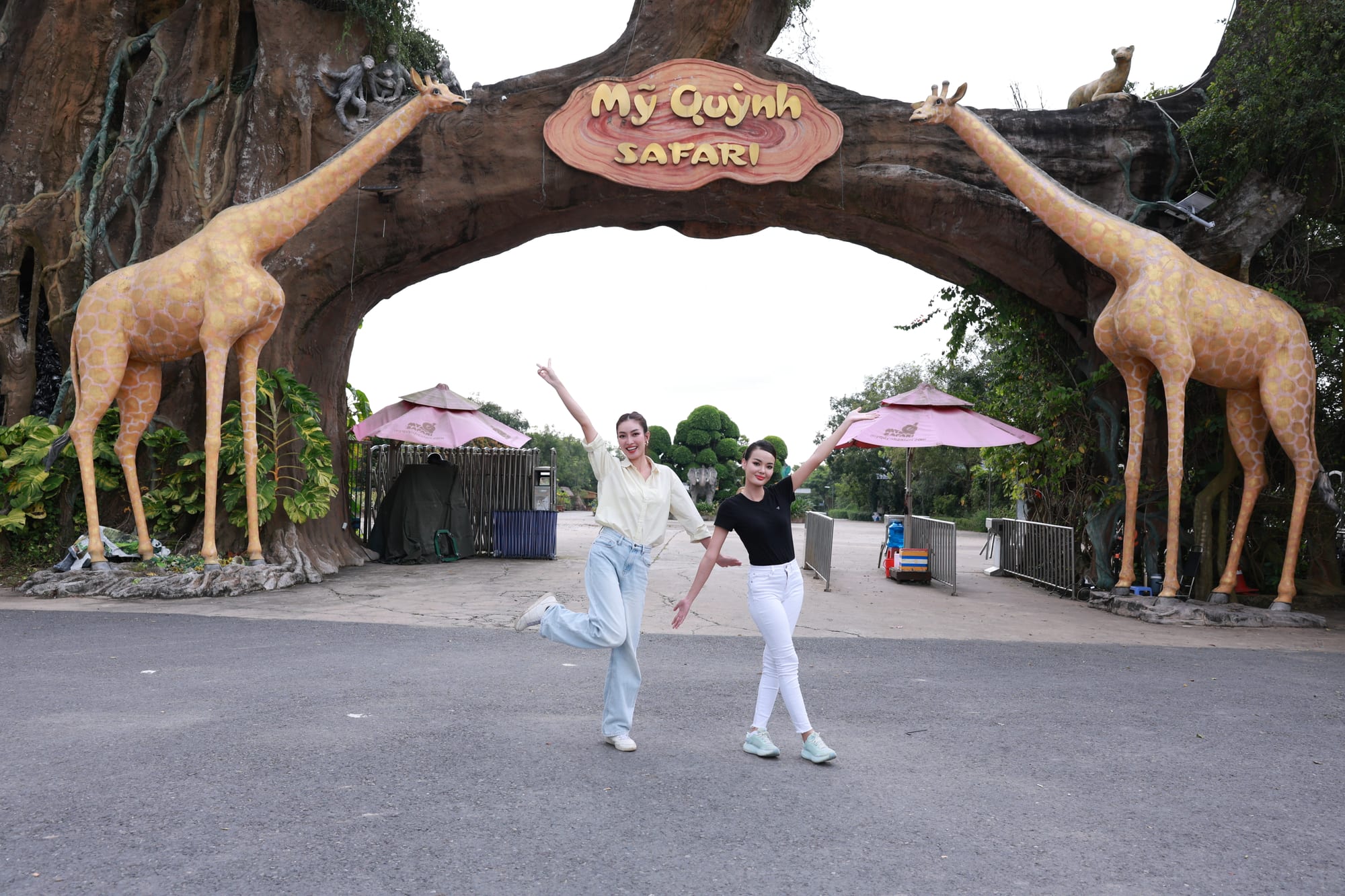Cổng vào Mỹ Quỳnh Safari với hai chú hươu cao cổ