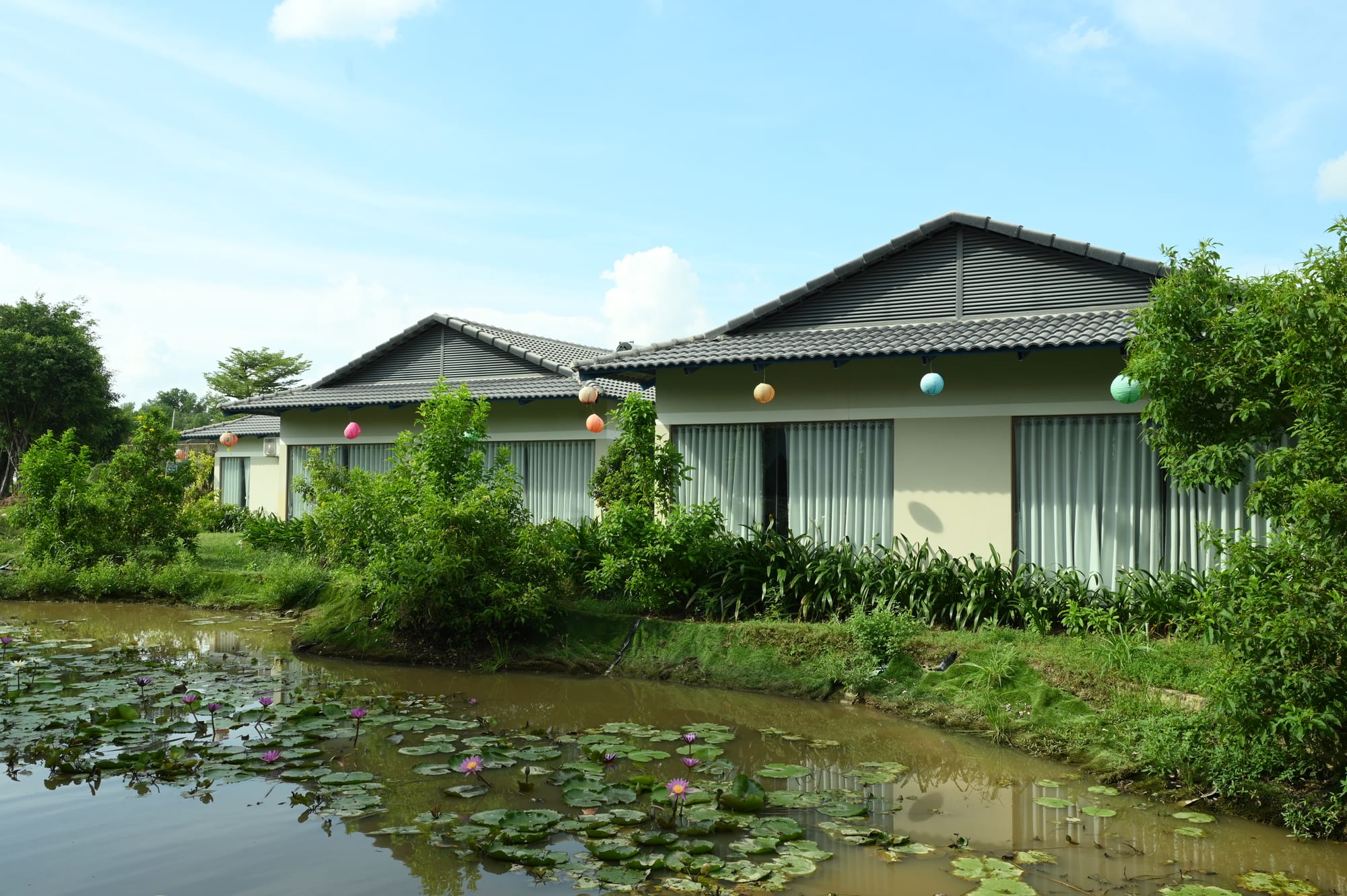 Khu resort soi bóng bên mặt hồ