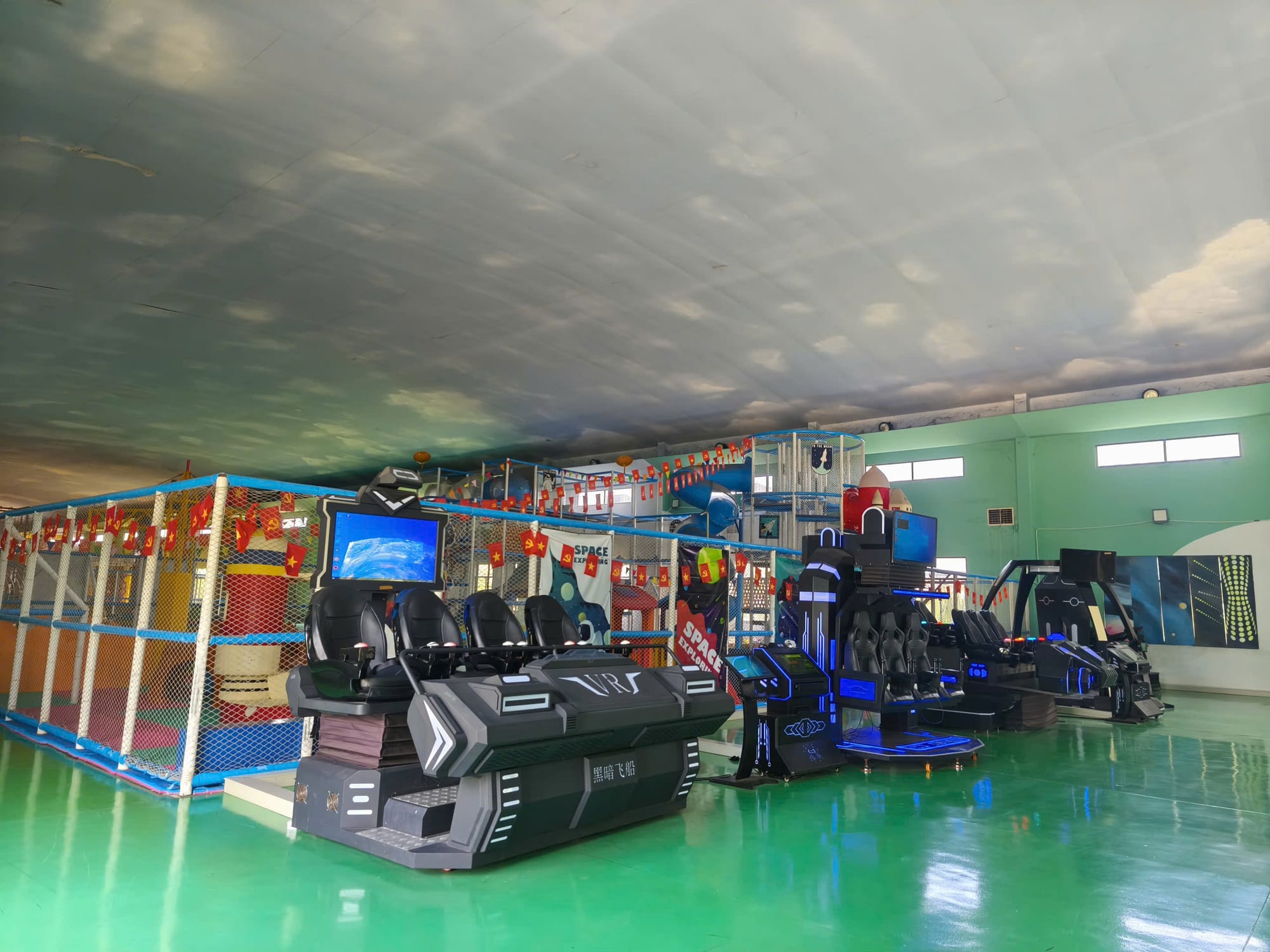 Khu thực tế ảo 4D–9D: hàng ghế VR trong sảnh trò chơi trong nhà