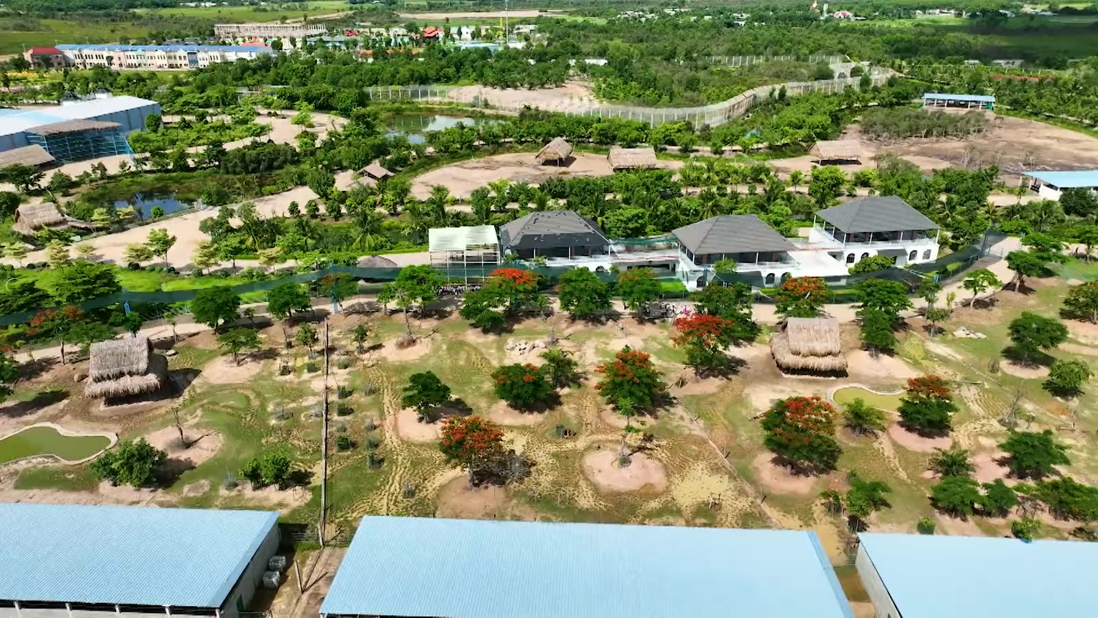 Toàn cảnh Mỹ Quỳnh Safari: thú hoang dã và khu du lịch nhìn từ trên cao